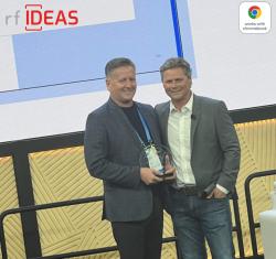 Tod Besse, rf IDEAS SVP of Global Sales, accepts the Technical Leadership Recognition from Mike Budelli, ChromeOS Business Development Manager.